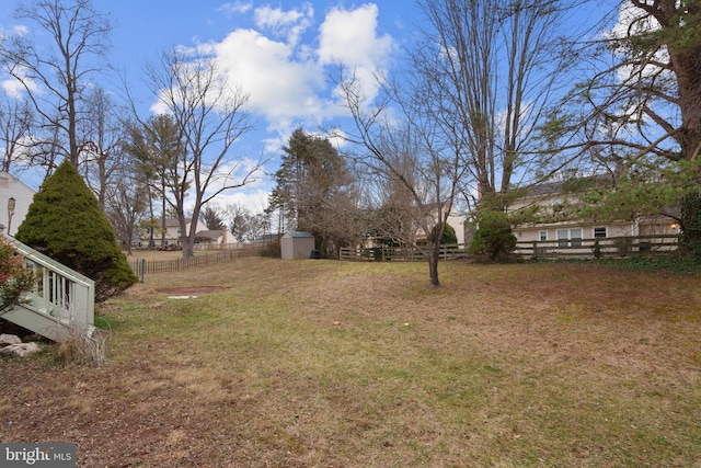 view of yard featuring a storage shed