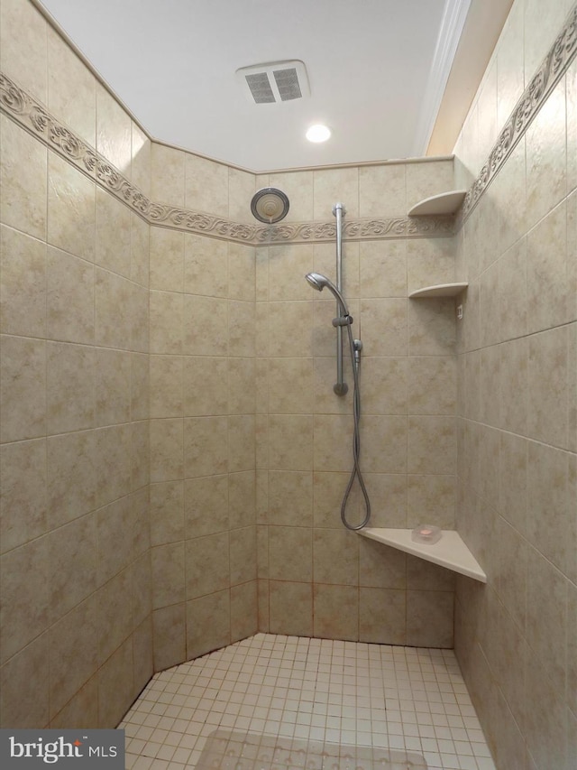 bathroom featuring tiled shower