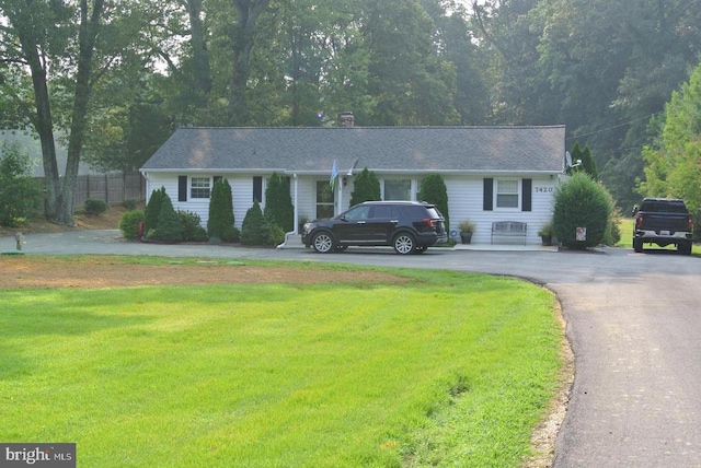 ranch-style home featuring a front lawn