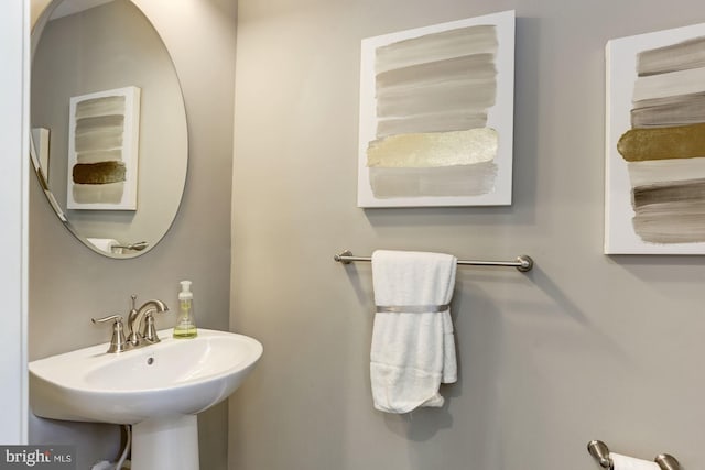 bathroom featuring sink