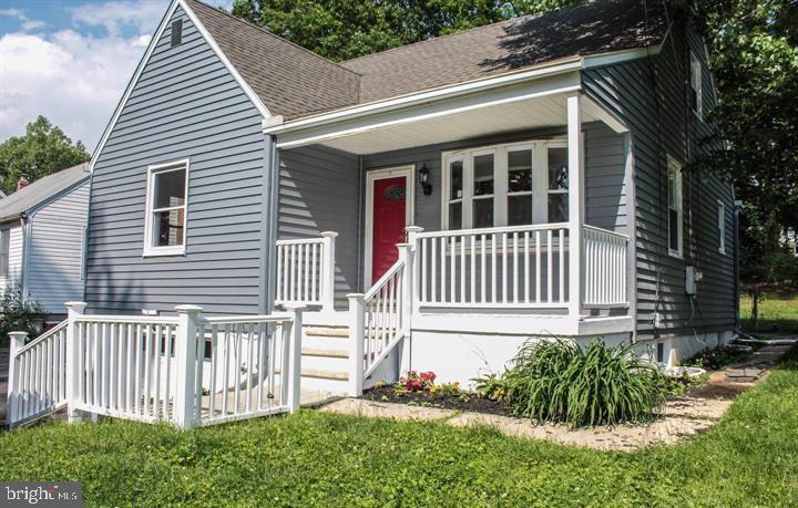 view of front facade with a porch and a front lawn