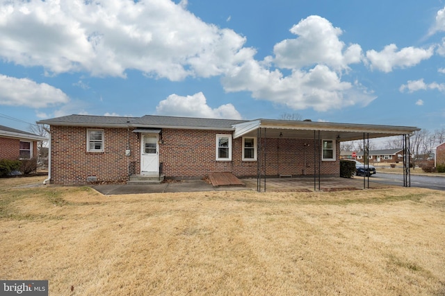 view of front of home featuring a carport and a front lawn