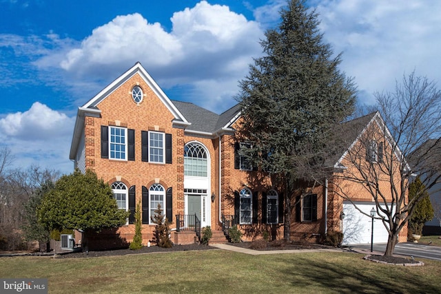 view of front of property featuring a front lawn