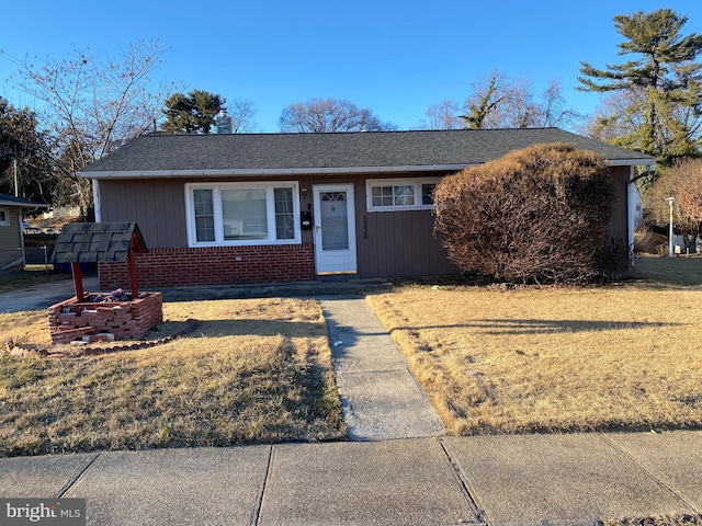 single story home with a front lawn