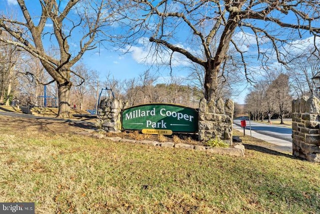 view of home's community featuring a yard