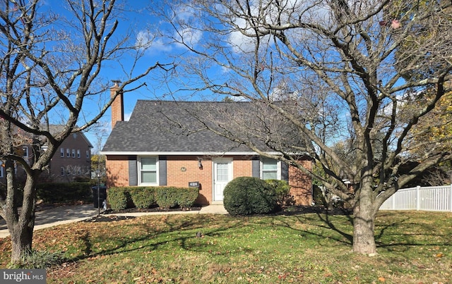 view of front facade featuring a front yard