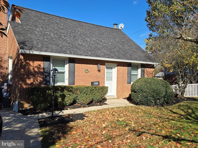 view of front of property featuring a front lawn