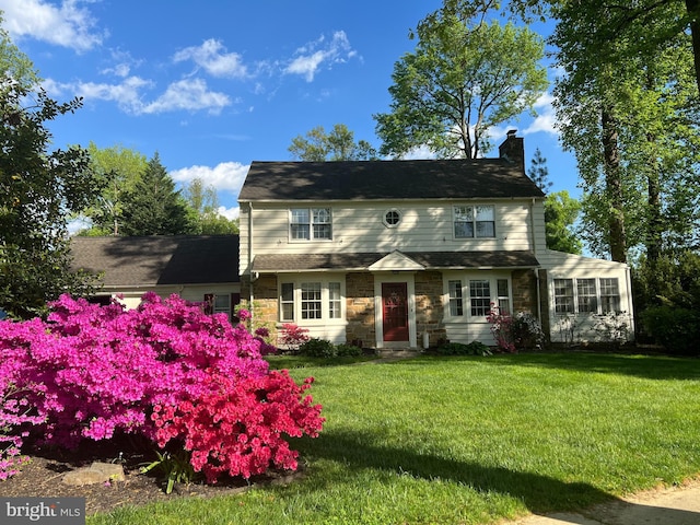 view of front facade featuring a front lawn