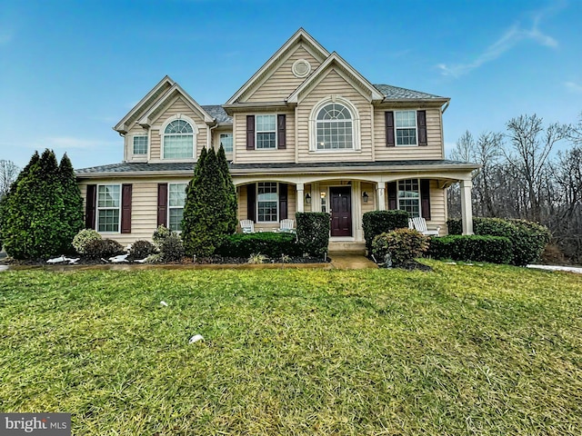 view of front facade featuring a porch and a front lawn