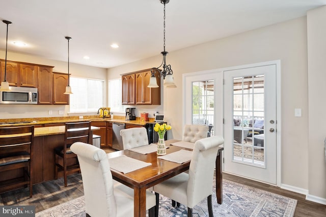 dining room featuring a wealth of natural light, recessed lighting, dark wood finished floors, and baseboards