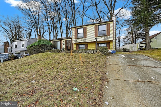 tri-level home featuring a front yard