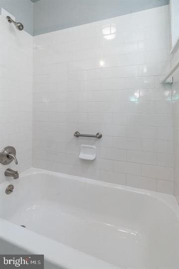 bathroom featuring tiled shower / bath