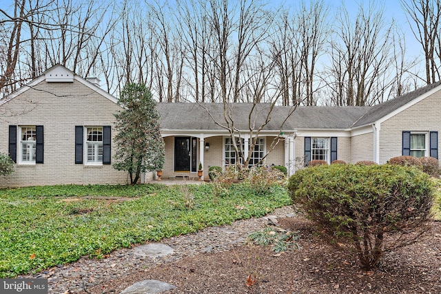 ranch-style home featuring brick siding and a front lawn