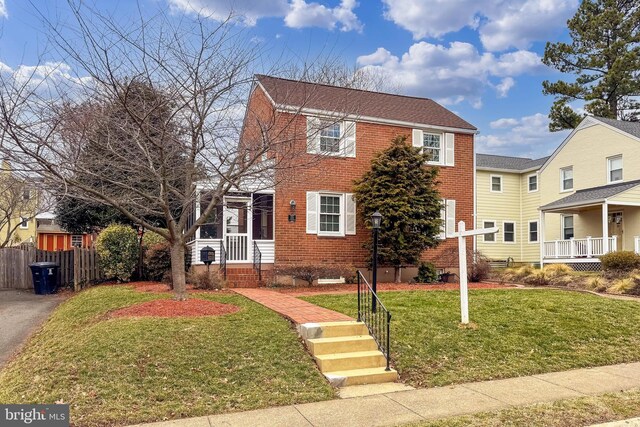 view of front of home featuring a front lawn