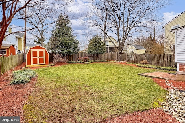 view of yard featuring a storage shed