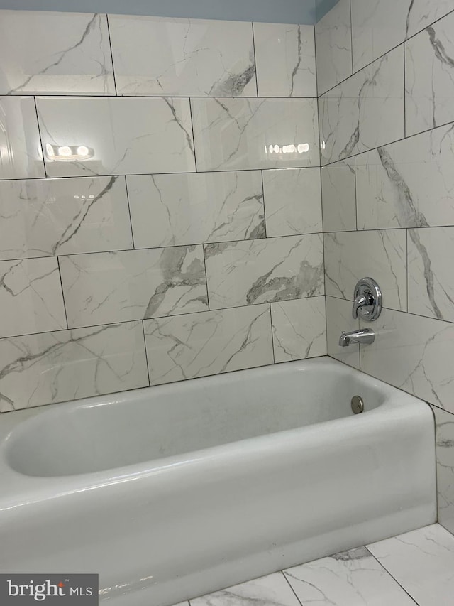 bathroom featuring tiled shower / bath combo