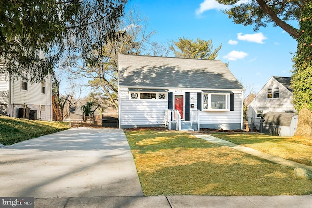 view of front facade with a front yard