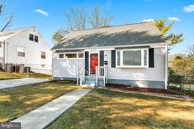 view of front of home featuring a front lawn