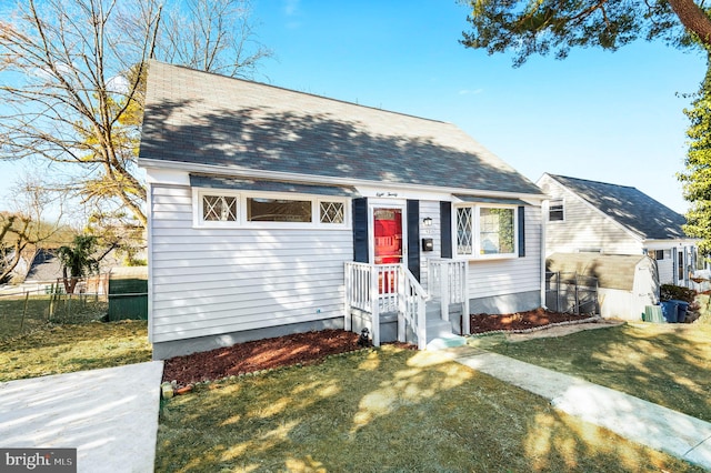 view of front of house featuring a front yard