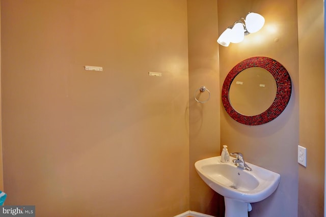 bathroom featuring sink