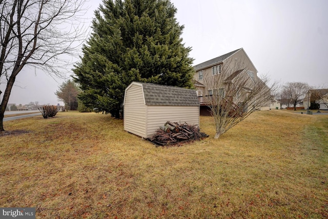 view of yard featuring a storage shed