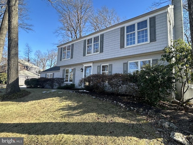 view of front of property featuring a front lawn