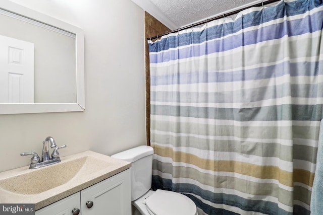 bathroom featuring a shower with curtain, toilet, a textured ceiling, and vanity