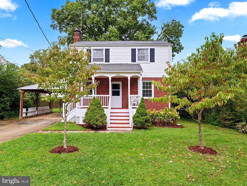 view of front facade with a front yard and a porch