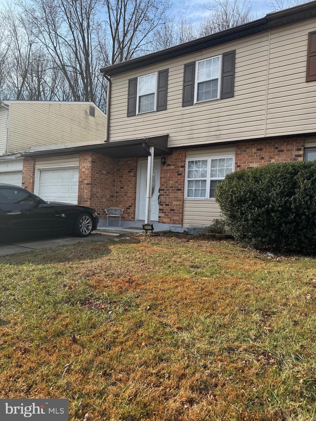 view of front facade featuring a garage and a front yard