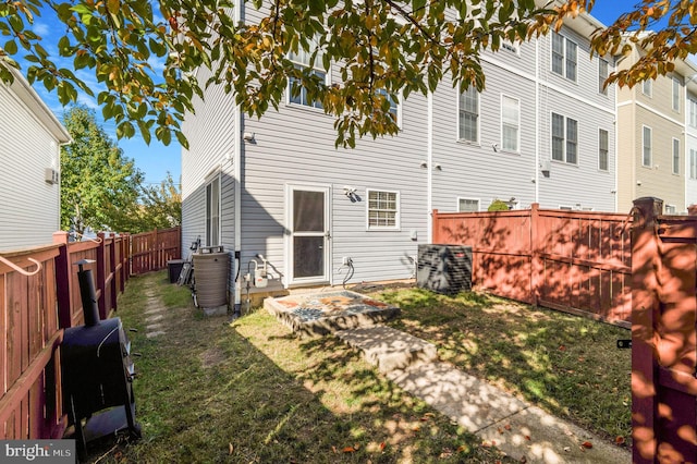 back of house featuring a lawn