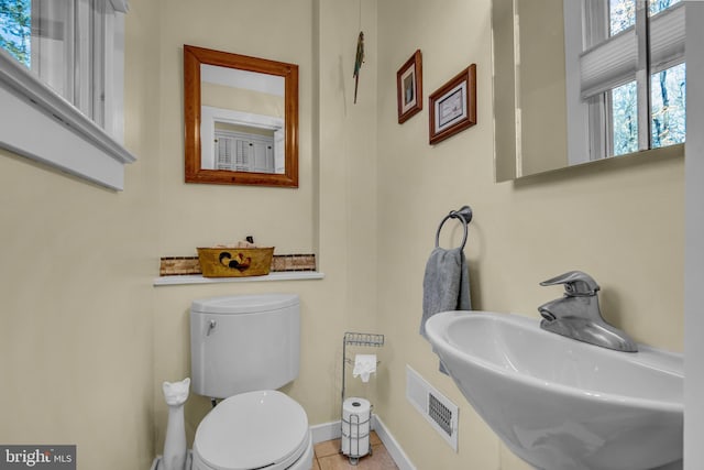 bathroom featuring toilet and sink