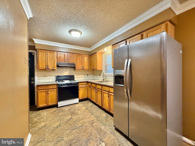 kitchen with sink, crown molding, a textured ceiling, stainless steel fridge with ice dispenser, and gas range