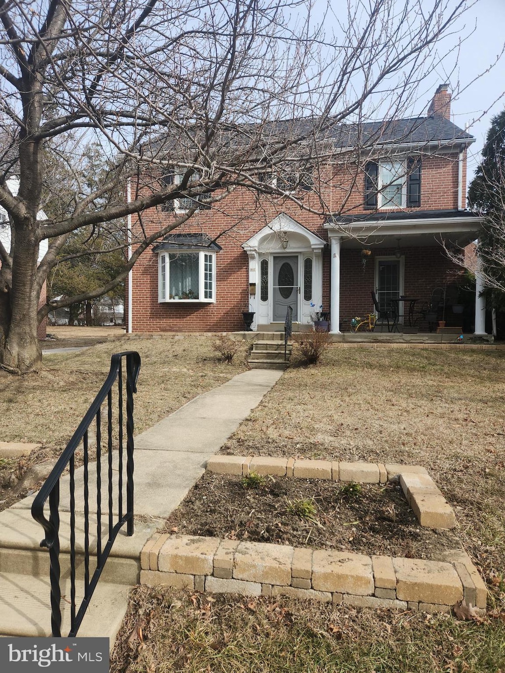 view of front facade with a front lawn