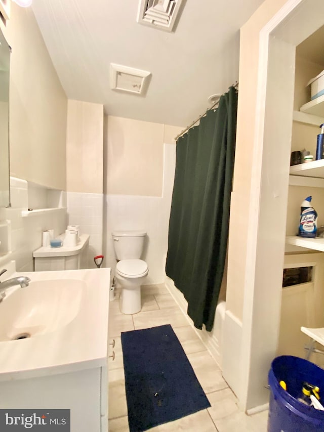 full bathroom featuring vanity, shower / bathtub combination with curtain, and toilet