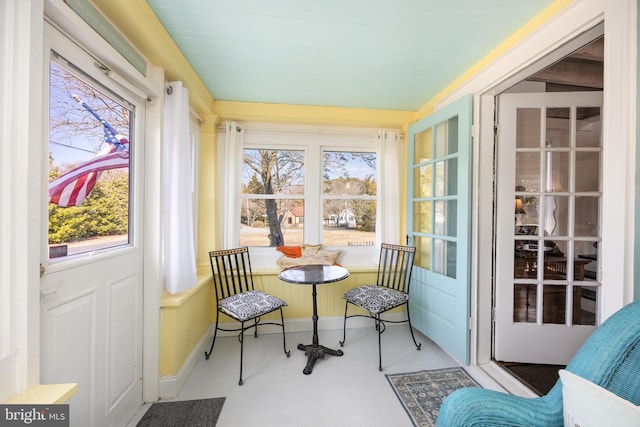 sunroom with vaulted ceiling