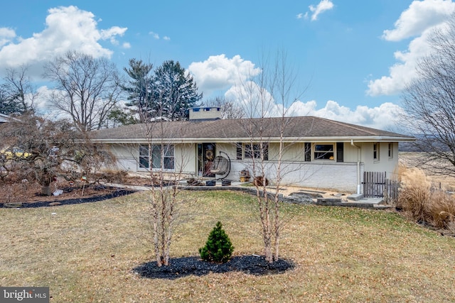 ranch-style home featuring a front lawn