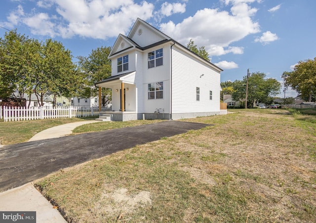 view of front of home featuring a porch and a front lawn