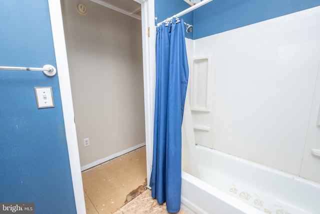 bathroom featuring shower / bath combo