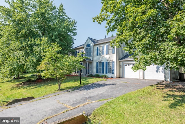 view of front of house featuring a front lawn