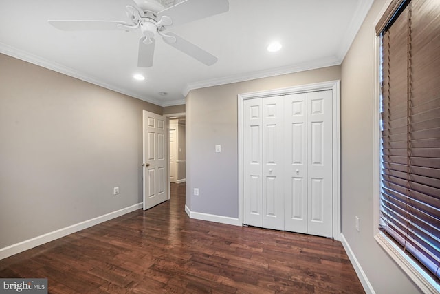 unfurnished bedroom featuring baseboards, dark wood finished floors, a ceiling fan, ornamental molding, and recessed lighting