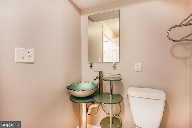 bathroom featuring toilet