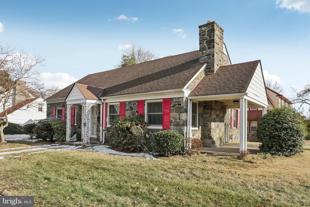 view of front facade with a front yard