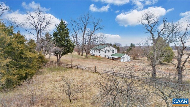 view of yard featuring a rural view