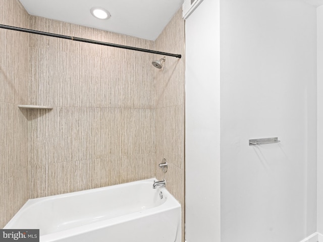 bathroom with tiled shower / bath combo