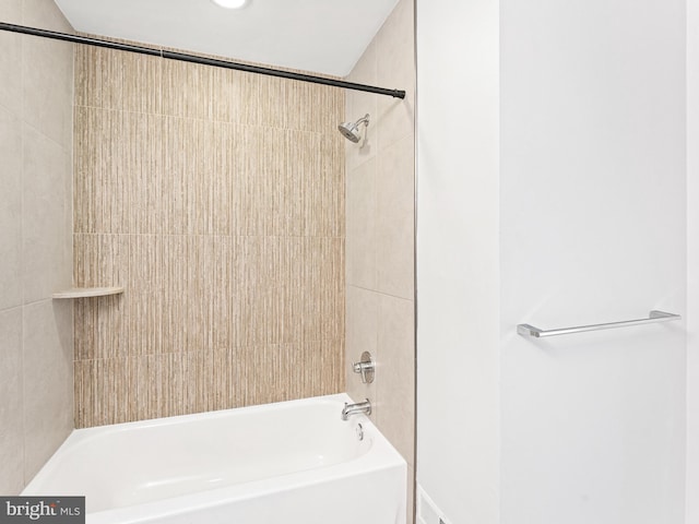 bathroom with tiled shower / bath combo