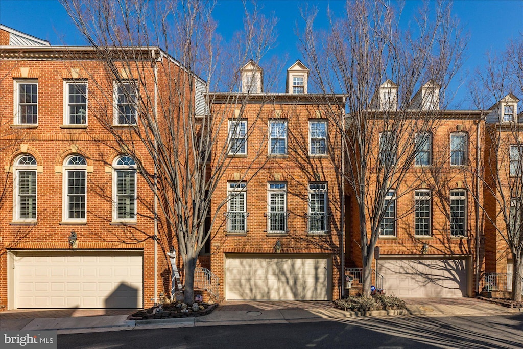 townhome / multi-family property featuring a garage