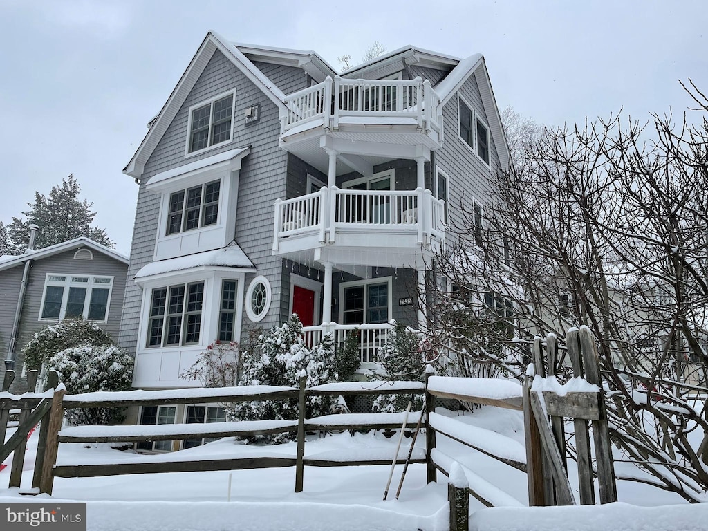 view of front of home featuring a balcony