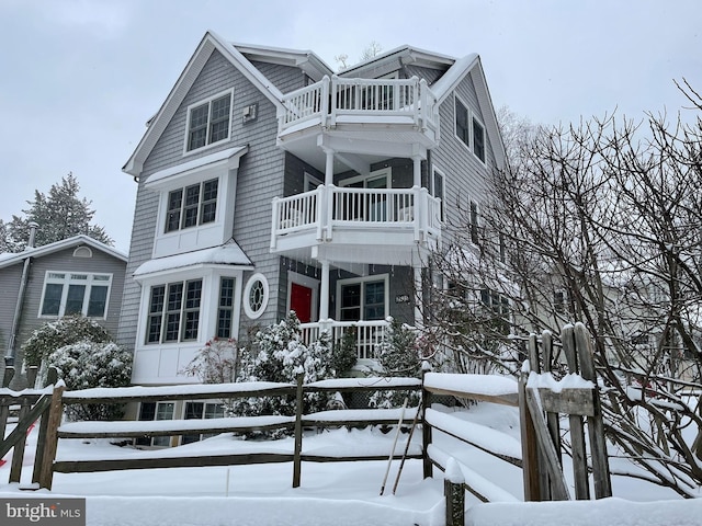 view of front of home featuring a balcony