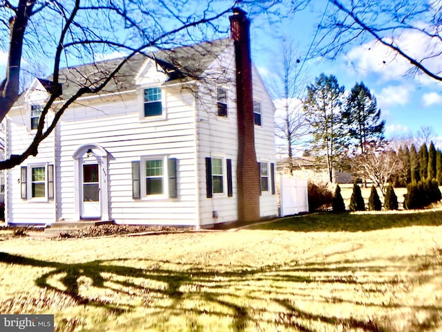 view of front of home featuring a front yard