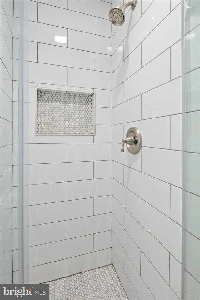 bathroom featuring tiled shower